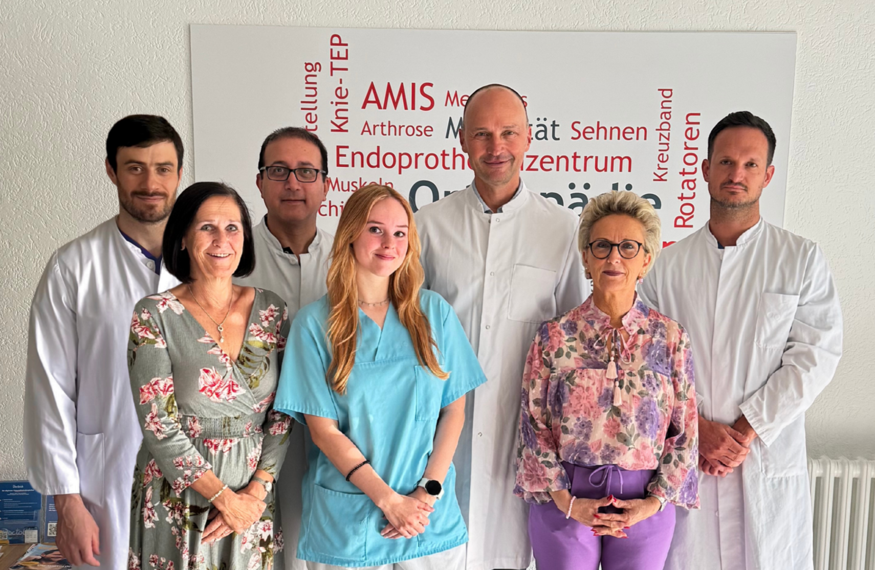 Teambild des Teams der Orthopädie bestehend aus vier Ärzten, zwei Sekretärinnen und einer Chirurgisch-technischen Assistentin.