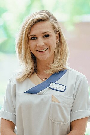 Porträt einer jungen Frau in Krankenschwesterkleidung