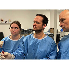 Drei Menschen in OP-Kleidung im ArthroLab
