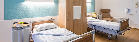 Ein zwischen den Betten platzierter Patientenschrank mit fest verbautem Safe schafft auch im Zweibettzimmer Privatsphäre.