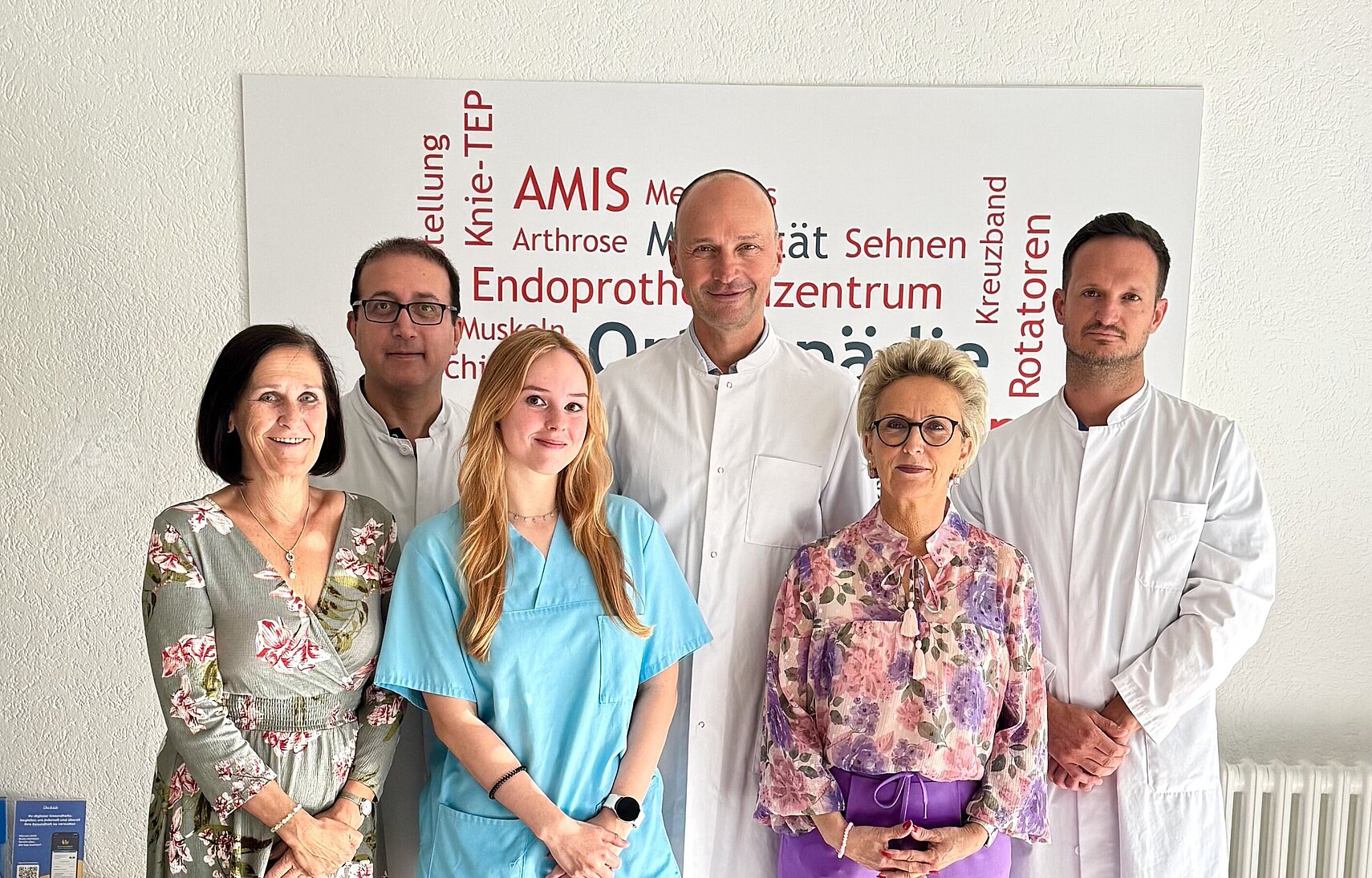 Teambild des Teams der Orthopädie bestehend aus vier Ärzten, zwei Sekretärinnen und einer Chirurgisch-technischen Assistentin.