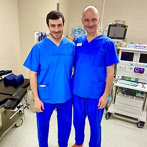 Zwei Ärzte in blauer OP-Kleidung