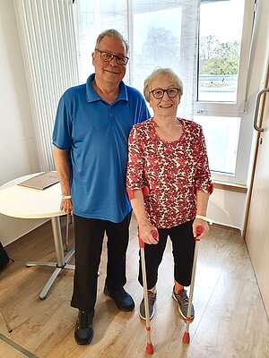Herr und Frau Strick, Anfang siebzig, nach Hüft- und Knie-Operation im Krankenhauszimmer