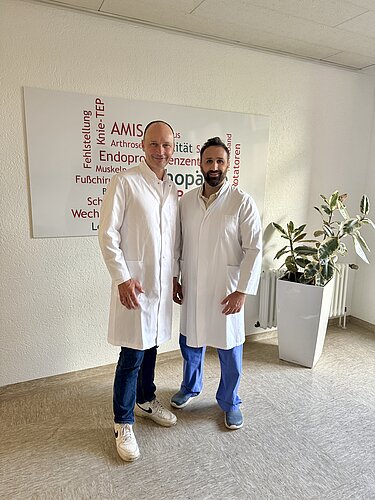 Zwei Ärzte in weißen Kitteln