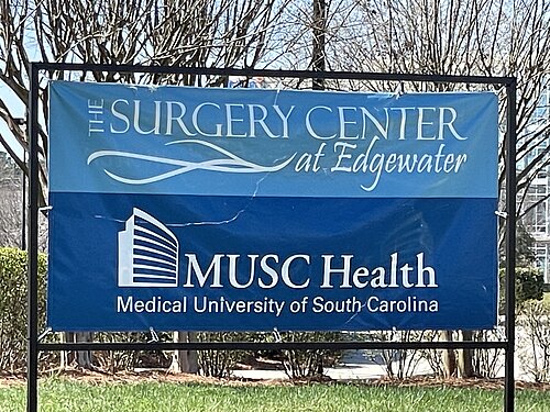 Blaues Schild des Surgery Center of Edgewater, Musc Center in South Carolina
