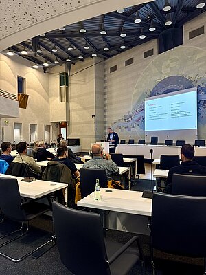 Dr. med. Christian Hoeckle hält einen Vortrag beim Gesundheitsdialog über das Leistungsspektrum des Cellitinnen-Krankenhauses Maria-Hilf im Kreishaus in Bergheim vor interessiertem (Fach)Publikum.
