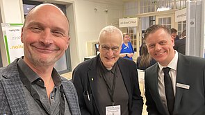 Selfie von Dr. Hoeckle, Alfred Karbowski und einem dritten Mann auf dem Endoprothetikkongress 2026 in Berlin