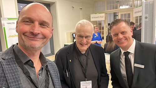 Selfie von Dr. Hoeckle, Alfred Karbowski und einem dritten Mann auf dem Endoprothetikkongress 2026 in Berlin