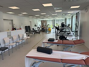 Modern ausgestatteter Rehabilationsbereich in einem Krankenhaus