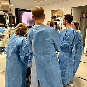 Arthrex Vier Menschen in OP-Kleidung von hinten während einer OP-Simulation