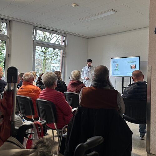 Informationsvortrag von Vladimir Tretyakov zum Thema Gelenkbeschwerden Vortrag von Orthopäde Vladimir Tretyakov beim Infoabend zu Gelenkbeschwerden im Krankenhaus Bergheim vor zahlreichen Besuchern