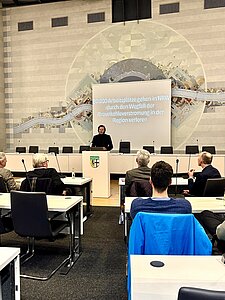 Klaus Dederichs hält einen Vortrag beim Gesundheitsdialog zum Strukturwandel in Bergheim und dem Rhein-Erft-Kreis vor interessiertem (Fach)Publikum im Kreissaal in Bergheim.