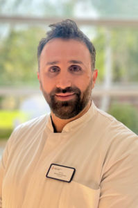 Portrait des Orthopäden Mohammad Mansour in weißem Arztkittel