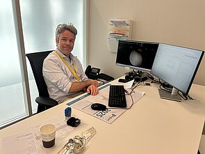 Dr. Peter Vererfve am Schreibtisch